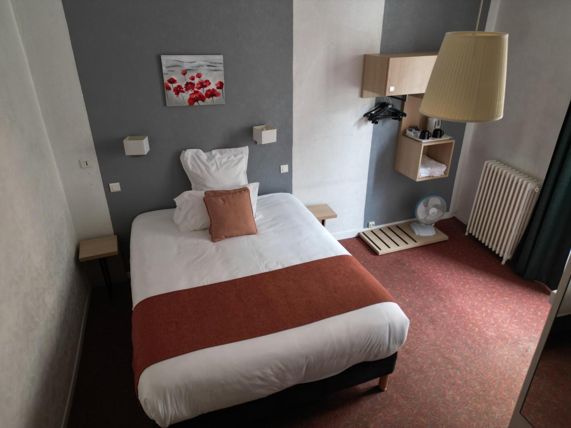 Contact Hotel Les Platanes Villeneuve Sur Lot Centre Buitenkant foto