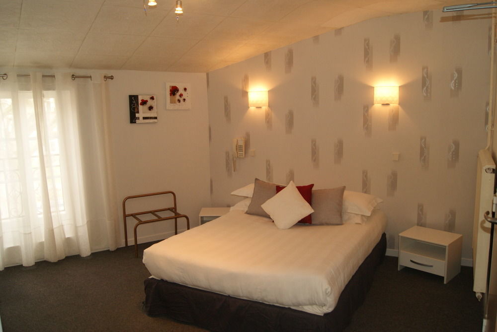 Contact Hotel Les Platanes Villeneuve Sur Lot Centre Buitenkant foto